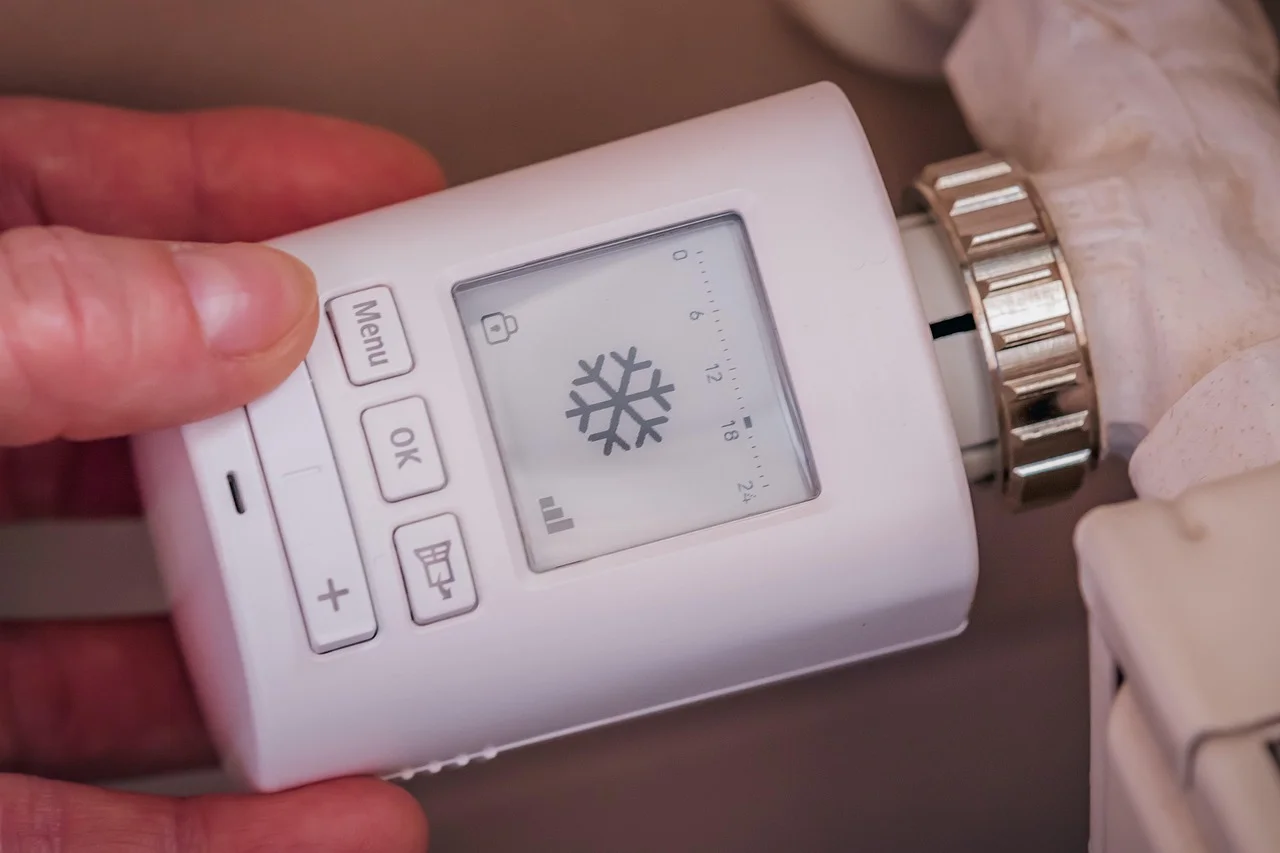 Chauffer malin : des astuces pour une maison bien au chaud sans isolation parfaite