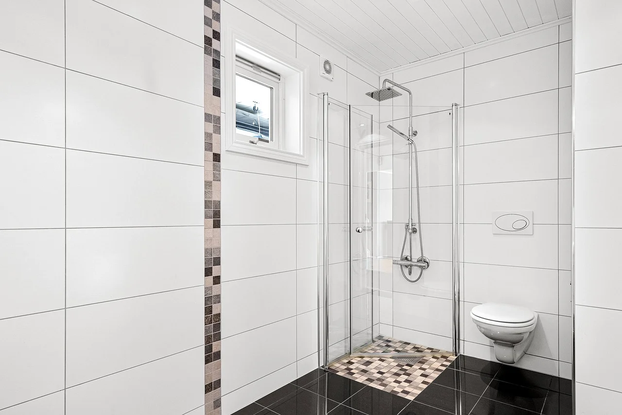 Douche étincelante : 3 conseils d’entretien pour un espace impeccable