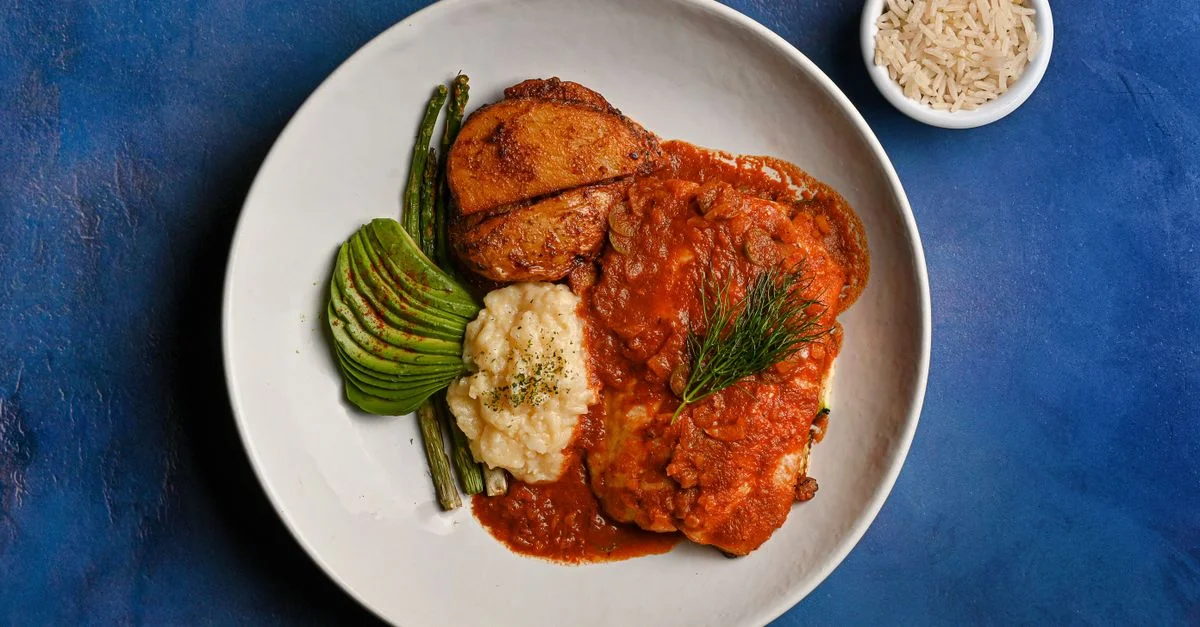 Assiette délicieuse avec du poulet, de la purée de pommes de terre et de l'avocat, parfaite pour le dîner.