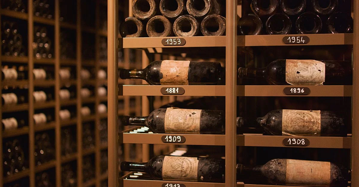 Une collection de bouteilles de vin vintage d'une ancienne cave à Pauillac, France.