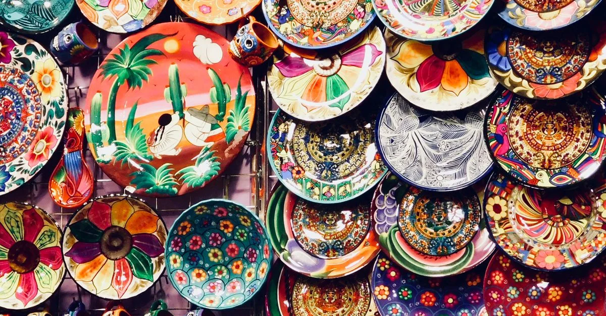 Une variété colorée de poteries et céramiques artisanales exposées dans un marché de Dubaï. Idéal pour les passionnés d'art et d'artisanat.