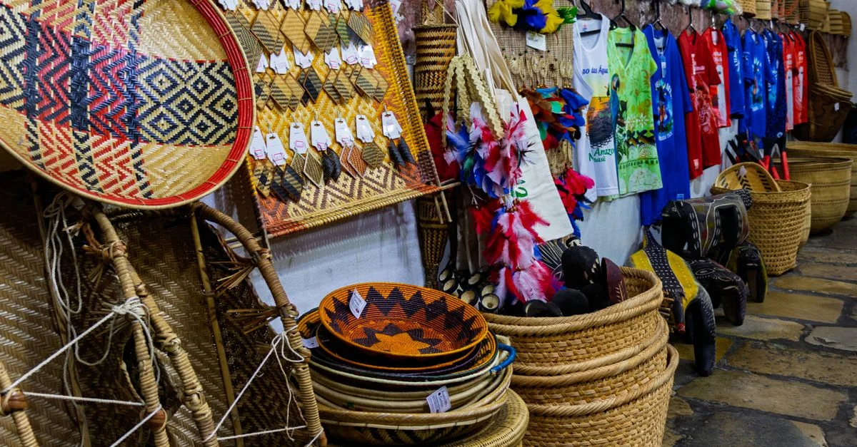 Exposition dynamique d'objets artisanaux faits à la main sur un marché d'Amazonas, au Brésil.